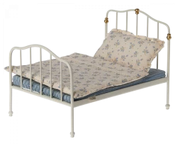 Maileg Bed, Parent Mouse - Off White -Odin Parker Toys 11 2119 00 2 900x750 resize fill 2048x png