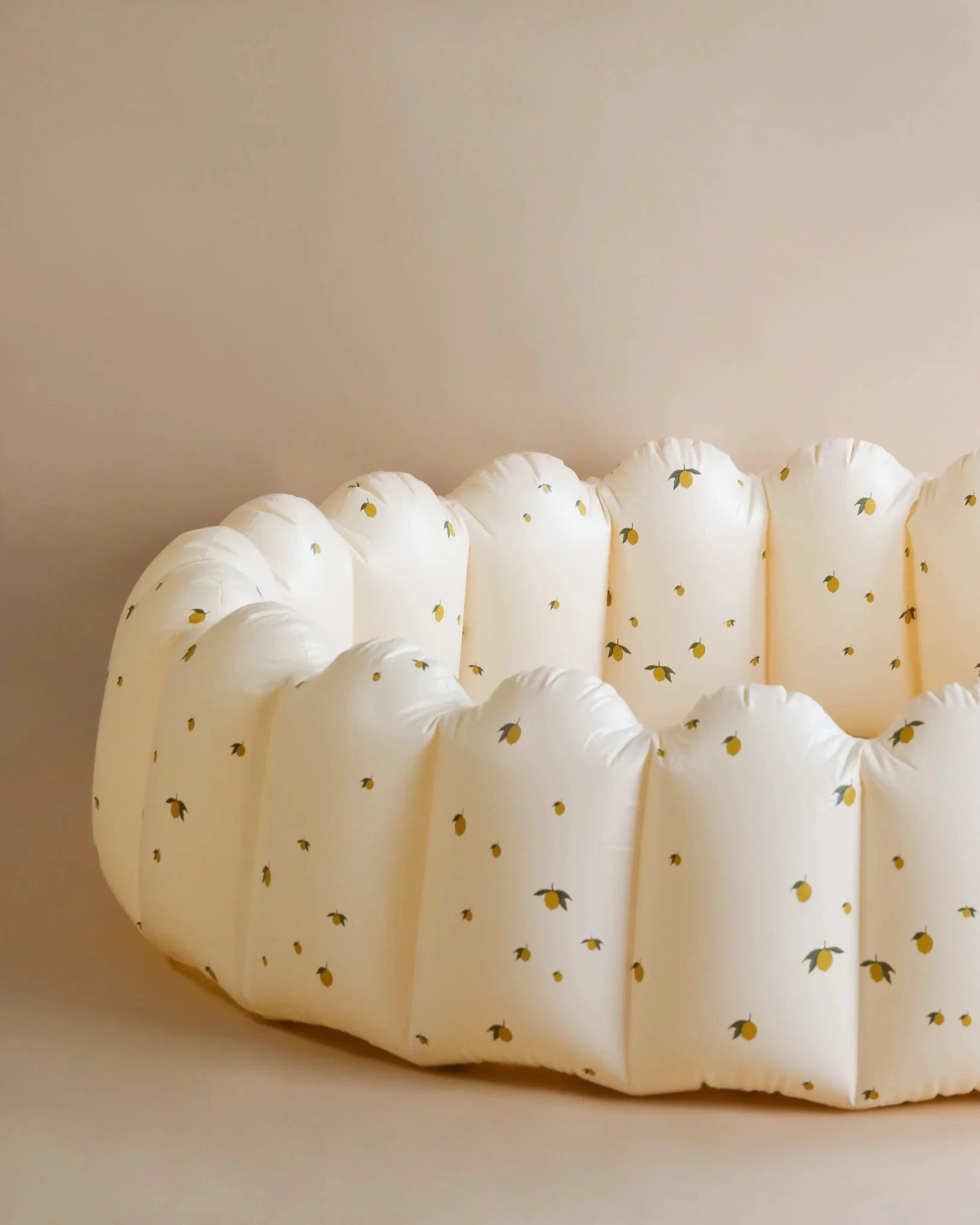 Konges Sløjd Inflatable Large Shell Pool - Lemon 1 Konges Sløjd Inflatable Large Shell Pool - Lemon