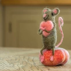 Felt Mouse With Heart -Odin Parker Toys sittinghuggingheartmouse lifestyle 1